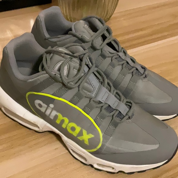 NIKE SIZE 9 - Picture 2 of 8